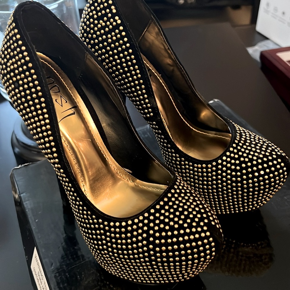 Woman’s POSH stiletto with gold tone studs. Size 7.5 Black and Gold high heels
